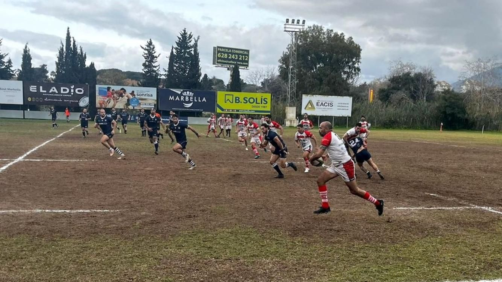 Los almerienses avanzan en una jugada de ataque.
