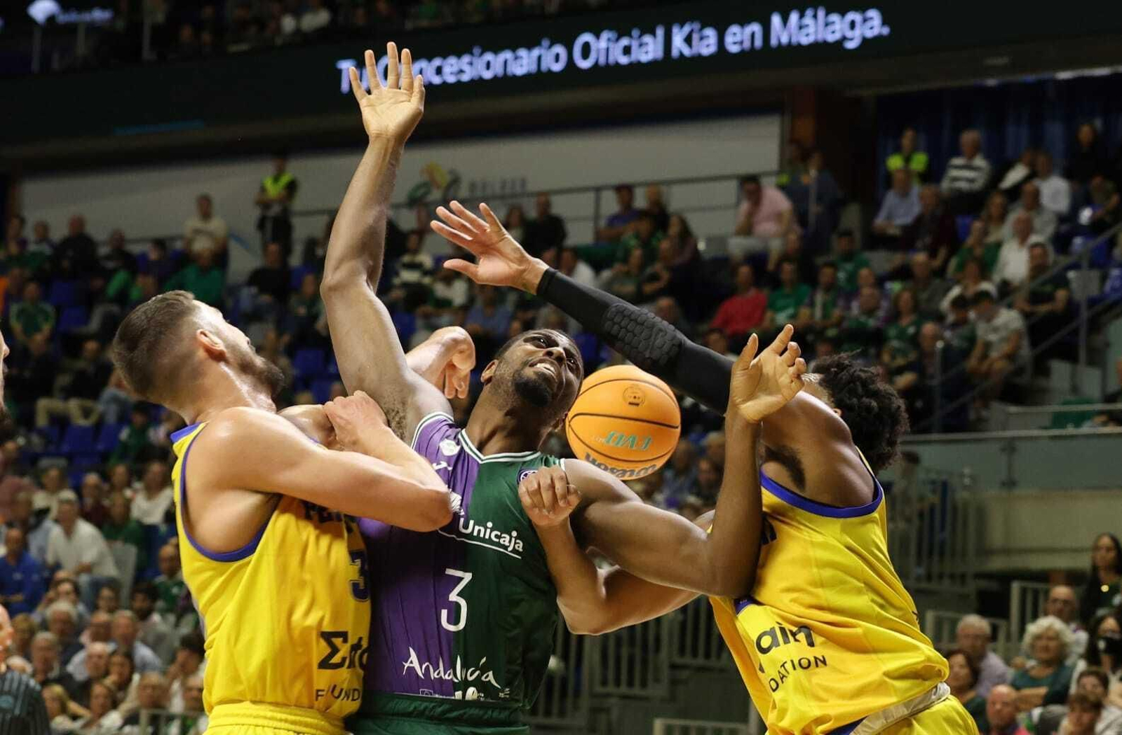 Melvin Ejim recibe una falta.