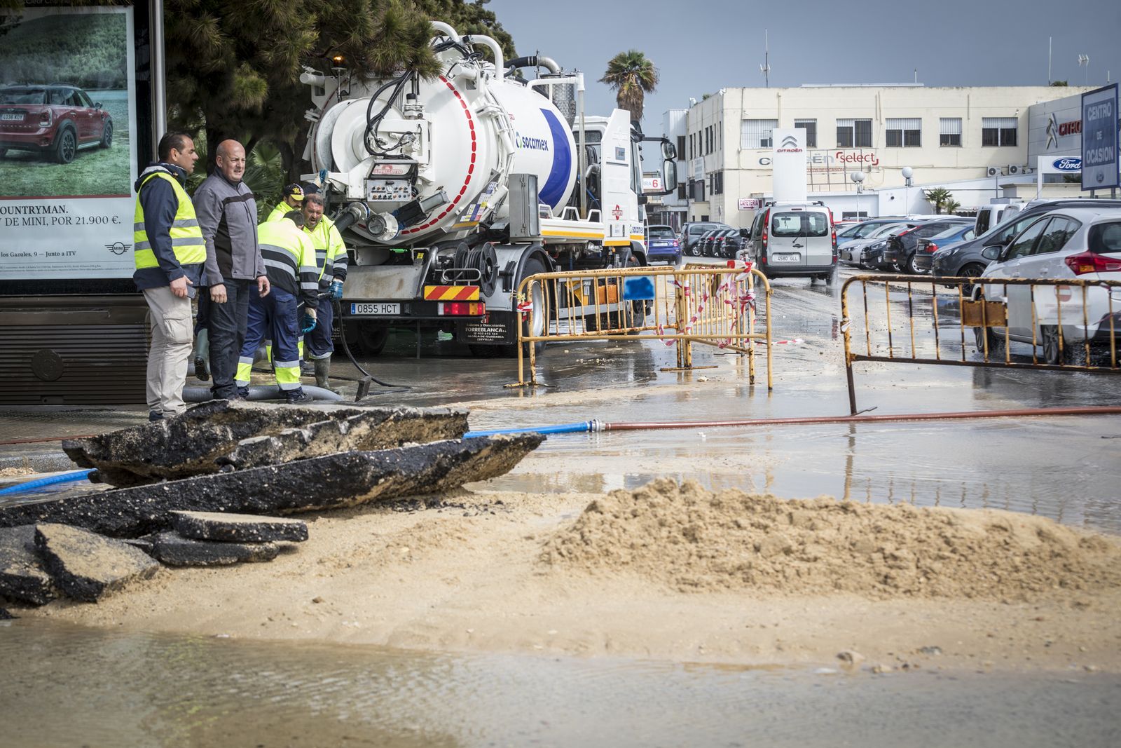 Trabajadores de Aguas de Cádiz, esta tarde, en la reparación de la avería.
