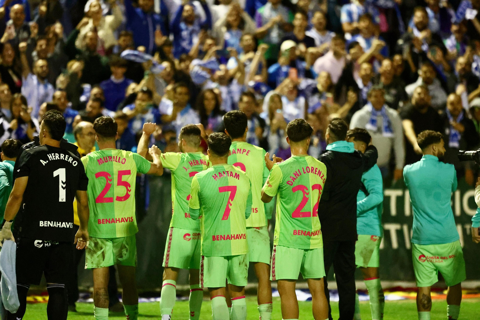 La celebración del Málaga CF en el césped de El Maulí