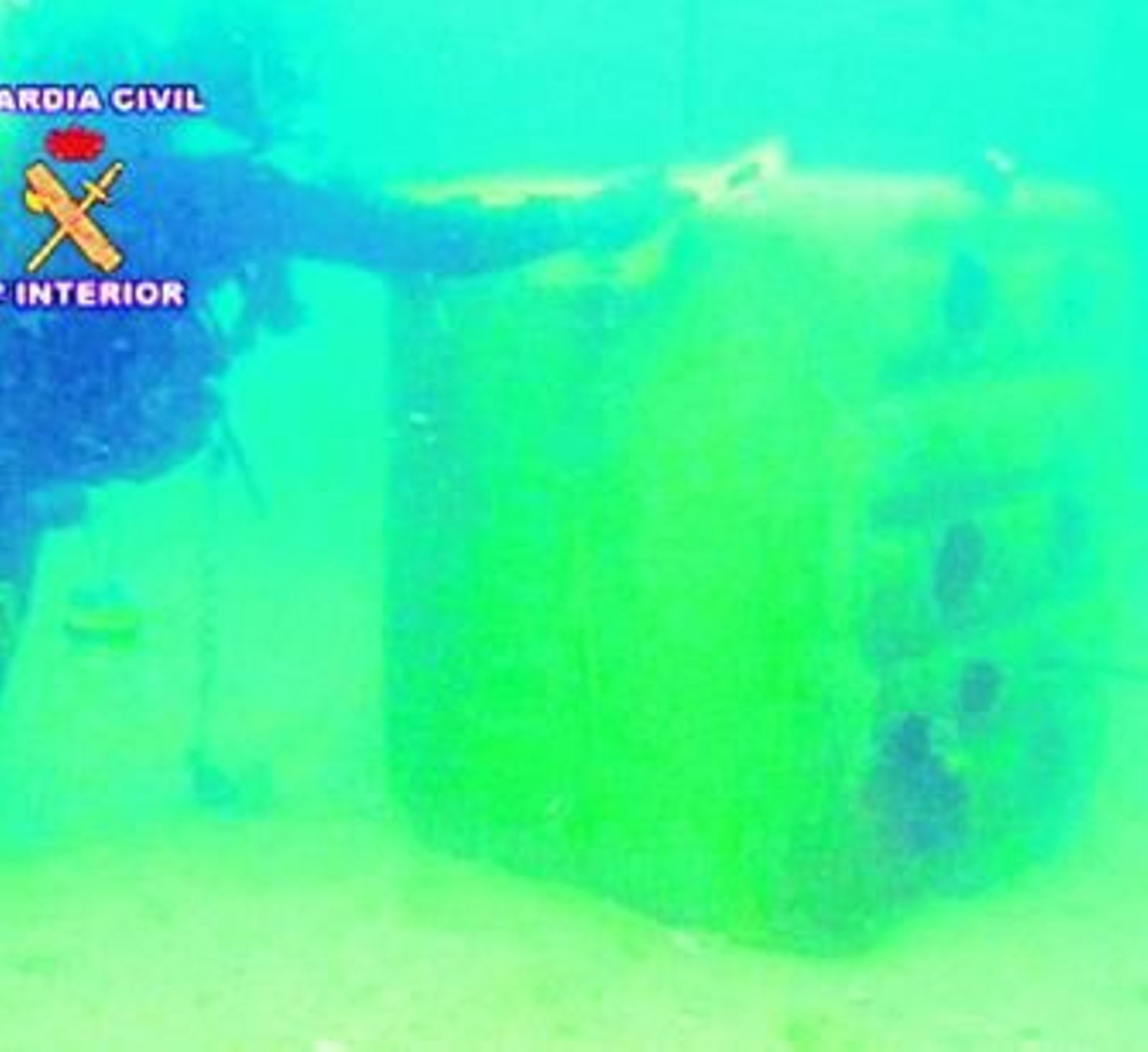 Un buzo de la Guardia Civil comprobando uno de los bloques lanzados por Gibraltar en la Bahía.