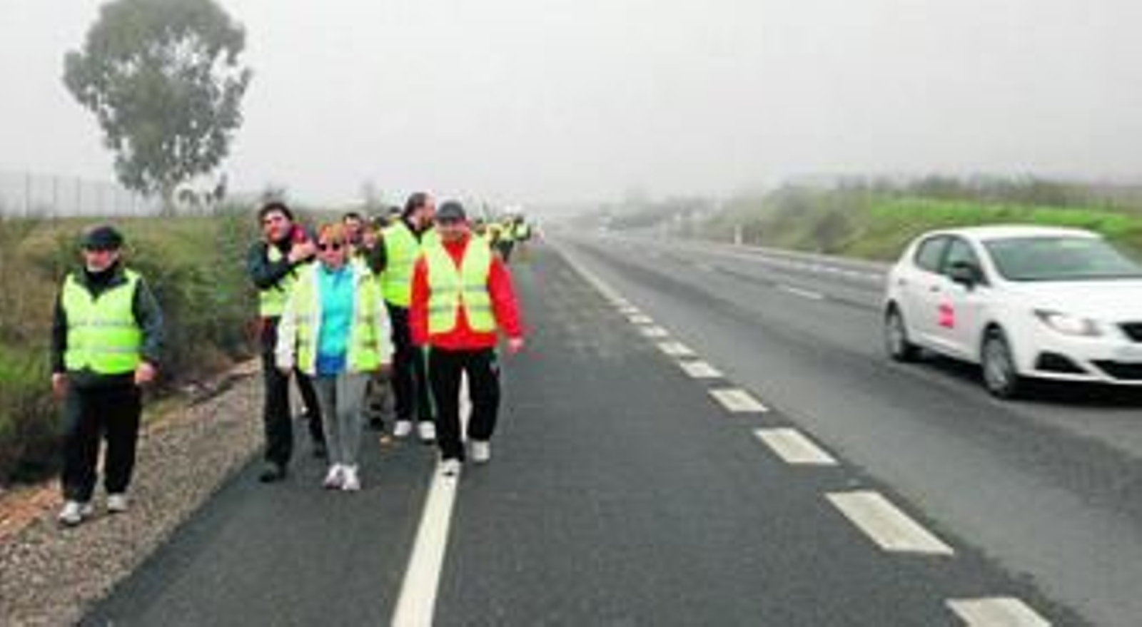 Cabeza de la marcha solidaria en su recorrido por la N-432, cerca de Belmez.