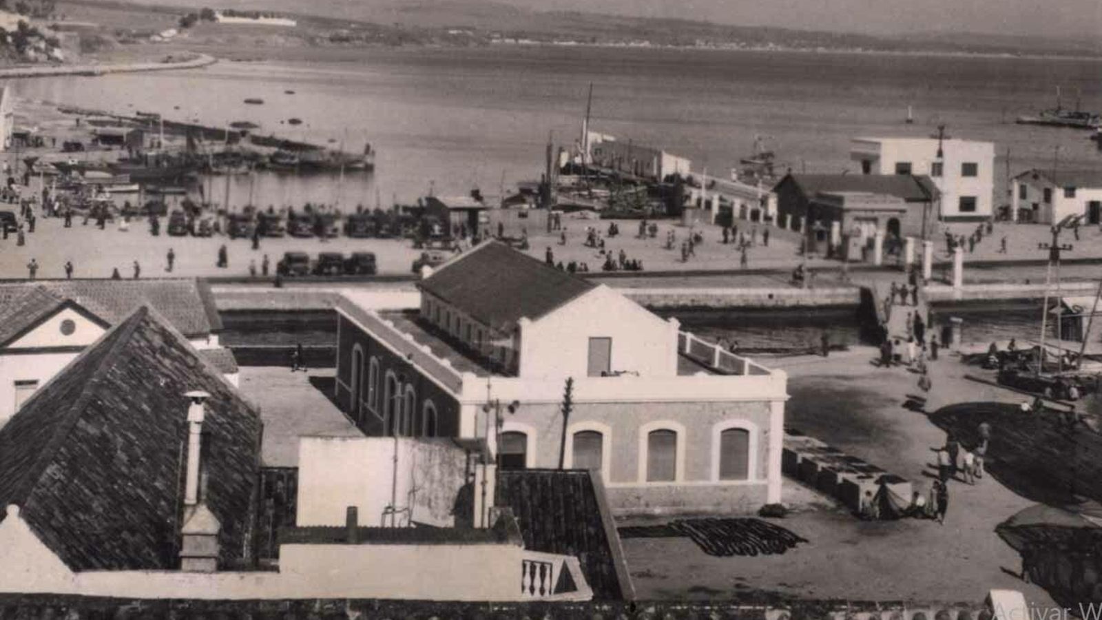 Fotografía realizada hacia 1945 donde, en primer plano, aparece el Edificio.