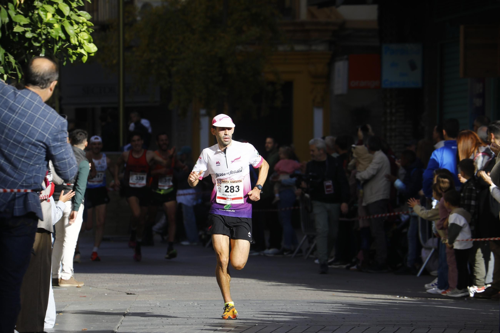 La gloria de cruzar la Puerta del Puente: las fotos de la línea de meta de la Media Maratón de Córdoba 2024
