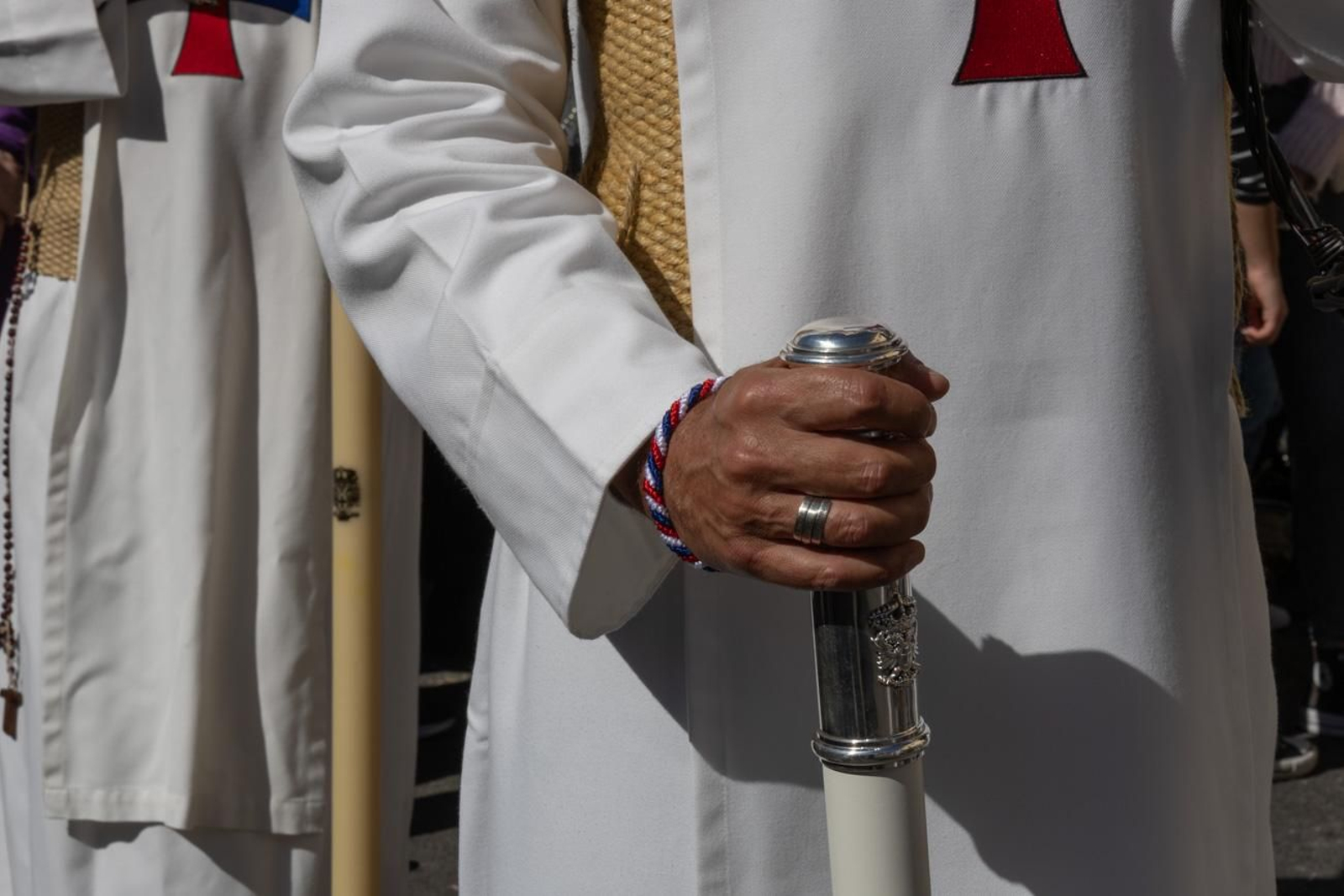 El Miércoles Santo inicia la tarde con los nazarenos trinitarios del barrio de Santa Isabel