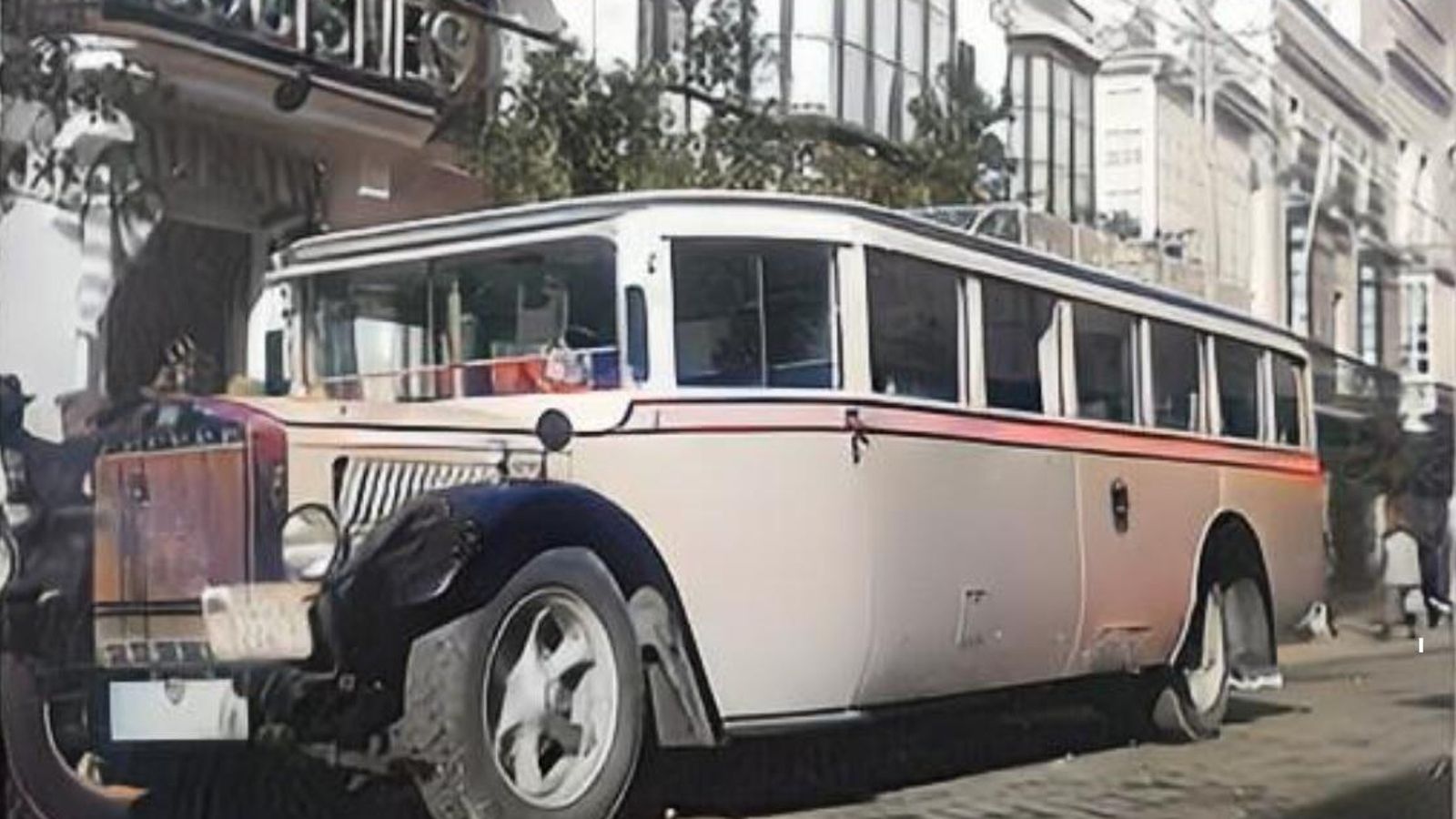 Autobús ante la fachada del hotel, antes de la reforma en 1938. Autobús ante la fachada del hotel, antes de la reforma en 1938.