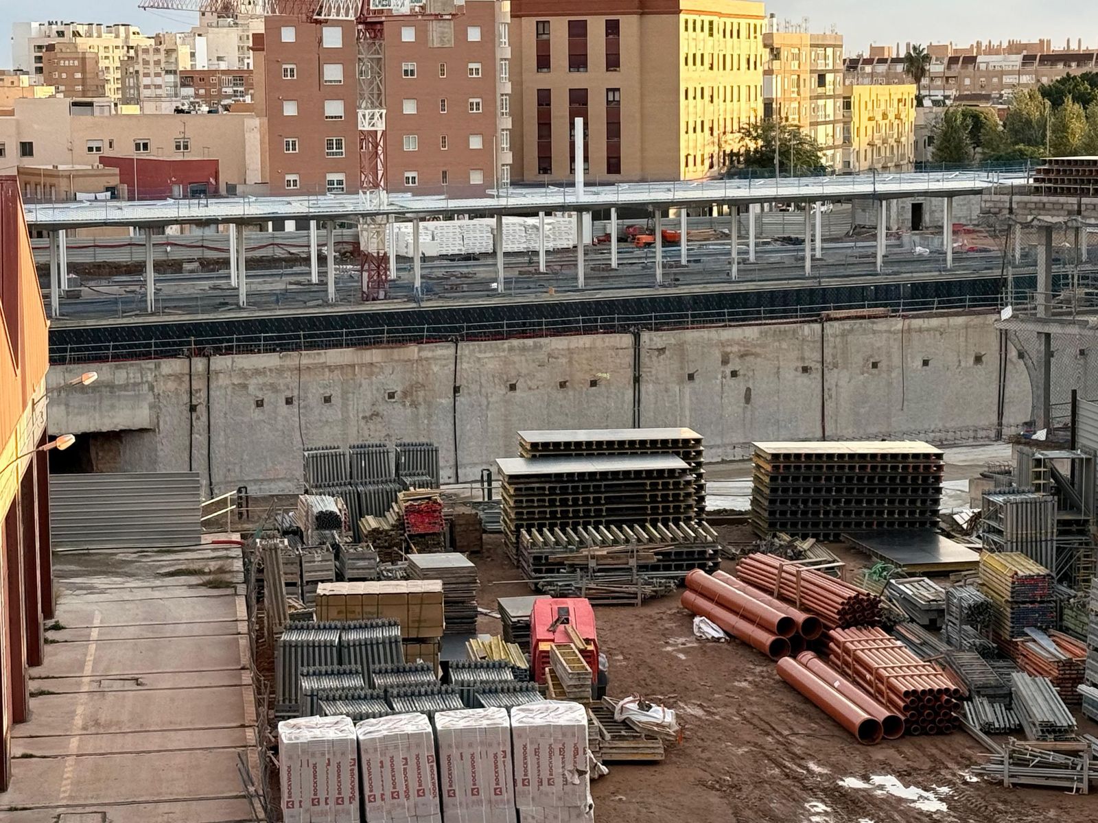 Las marquesinas del soterramiento del AVE en Almería ya marcan un nuevo perfil de las obras en la ciudad.