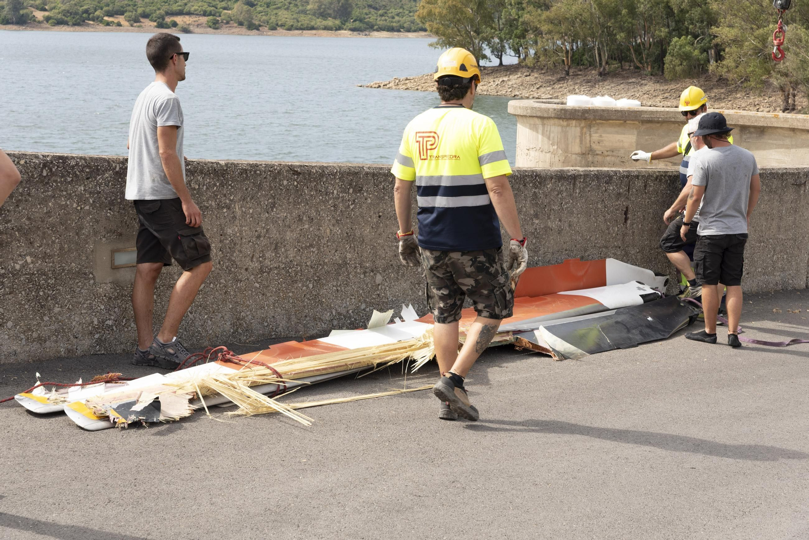Las fotografías del rescate del helicóptero accidentado en el embalse de Guadarranque
