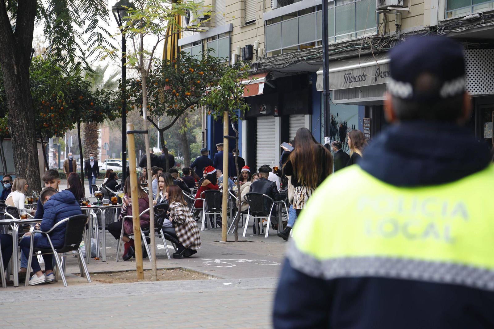 Un policía, frente a una terraza en Córdoba capital.