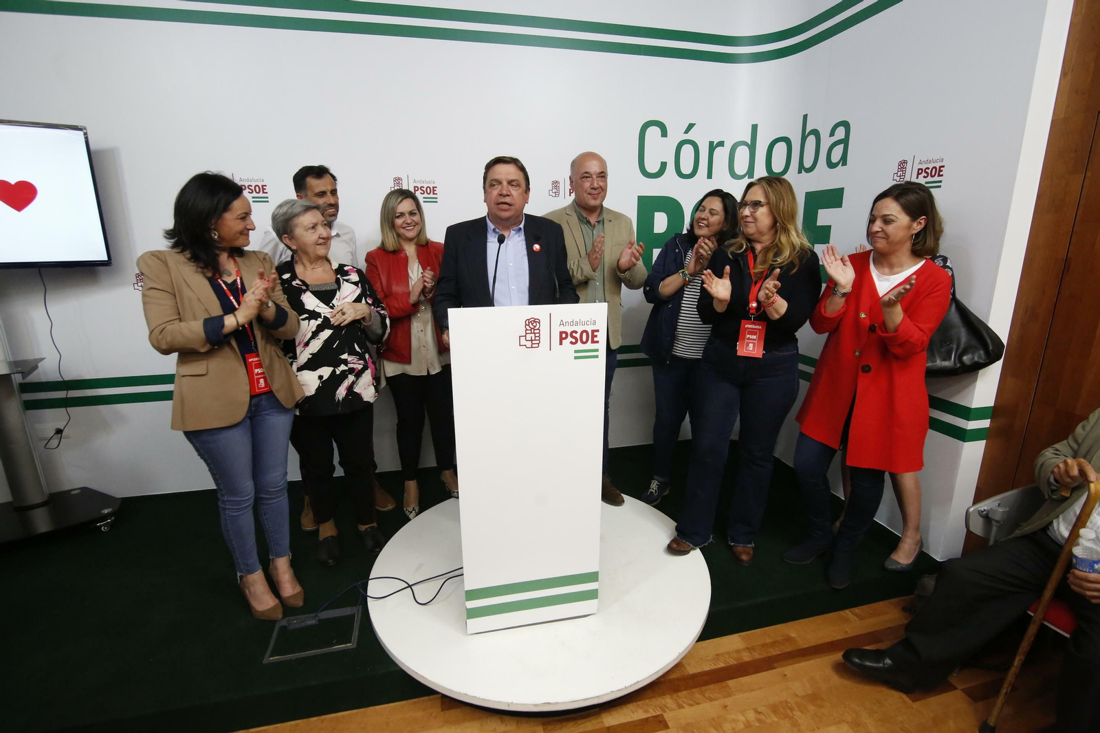 Luis Planas, en la sede del PSOE de Córdoba, acompañado de cargos socialistas
