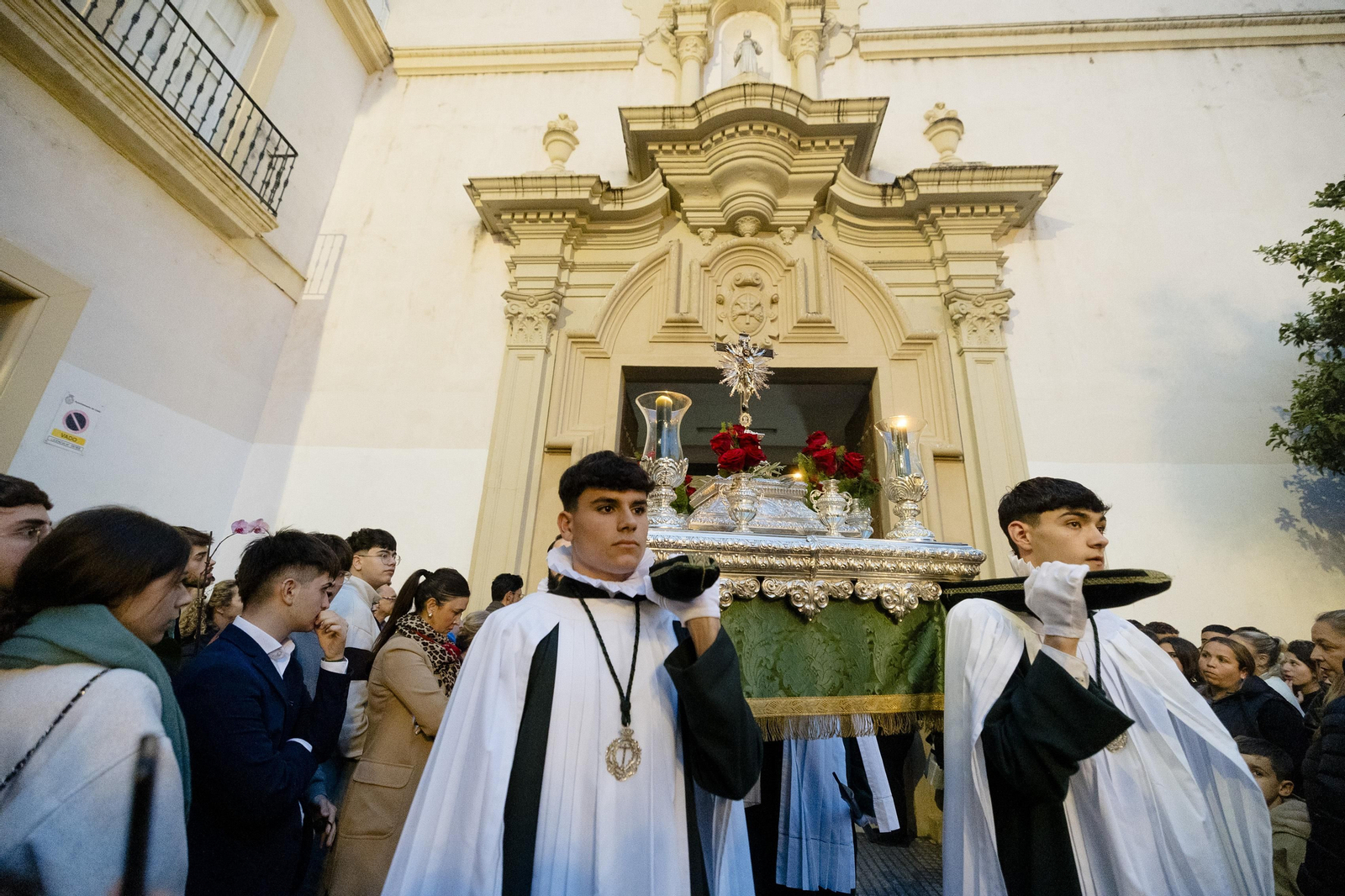 Las imágenes de la cofradía de Veracruz este Lunes Santo en la Semana Santa de Cádiz de 2024