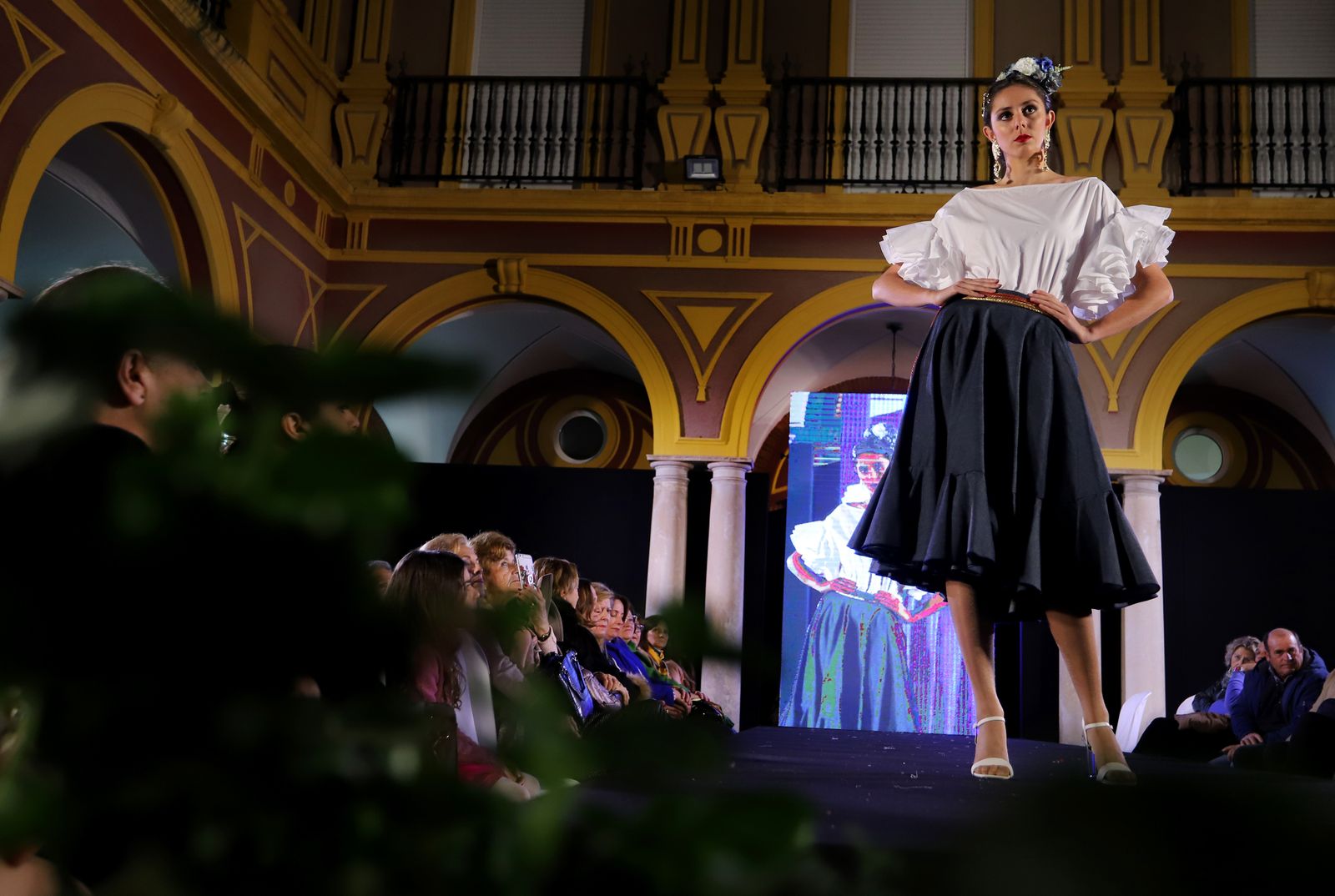 Imágenes del desfile benéfico de la pasarela Huelva flamenca 2020