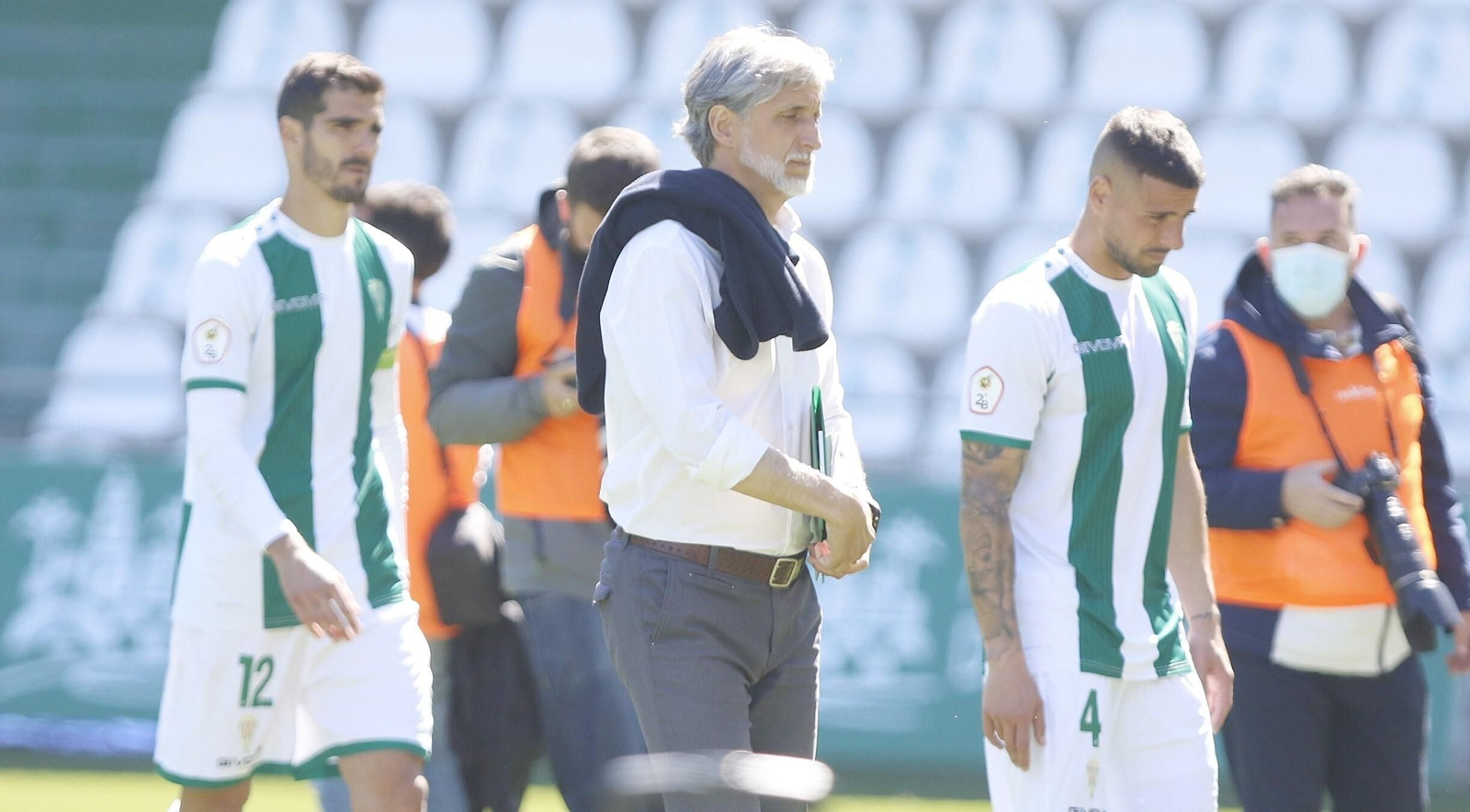 Pablo Alfaro, cabizbajo tras la derrota ante el Betis Deportivo.