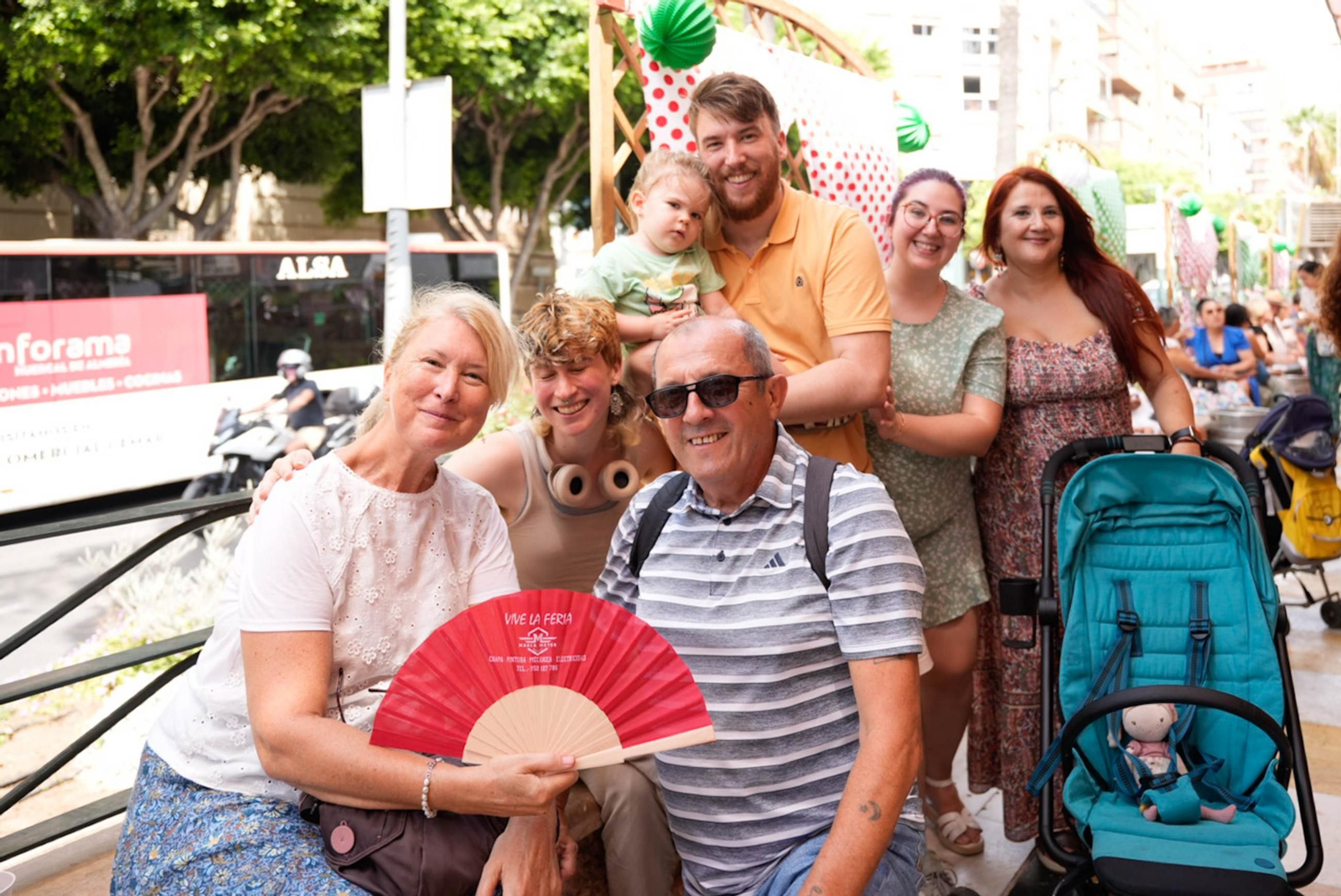Los almerienses disfrutan del miércoles en la feria de día