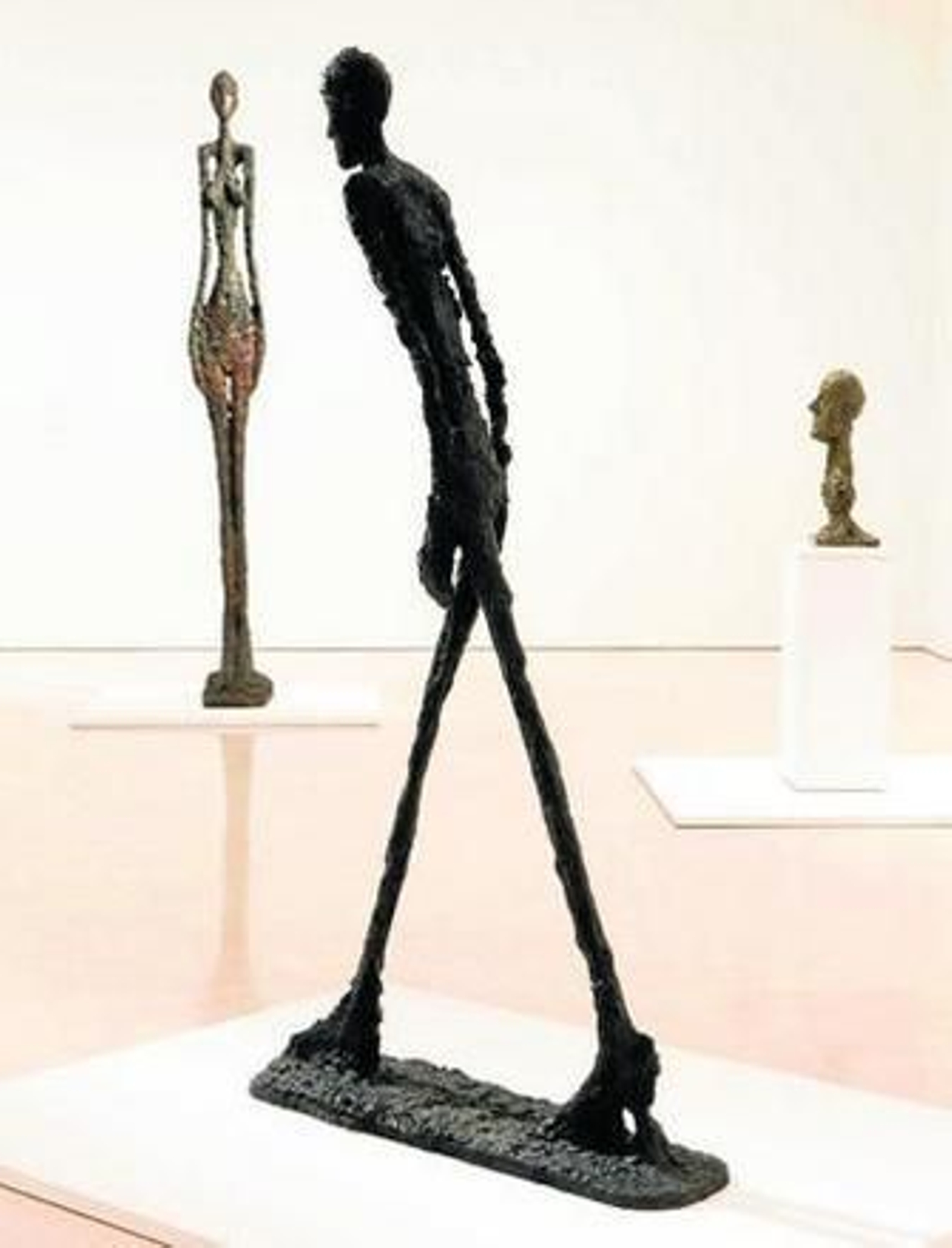 'El hombre que camina I', escultura de Alberto Giacometti expuesta en el Museo Picasso.