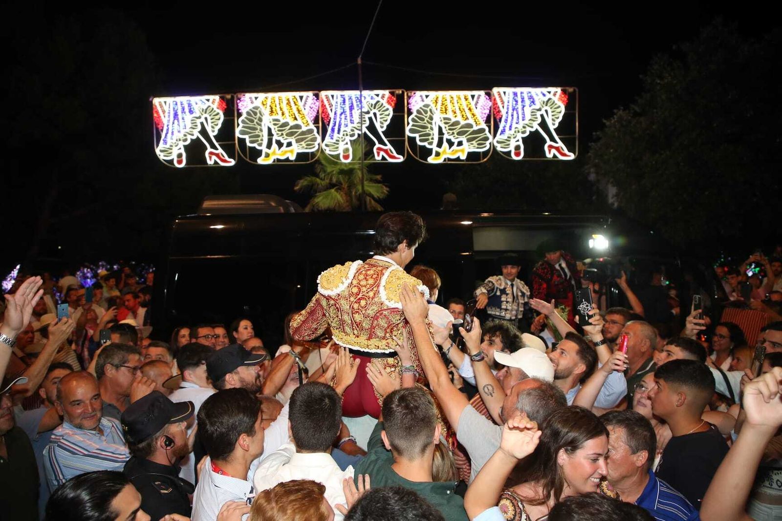 Roca Rey, a hombros, con el Ferial de Algeciras al fondo.