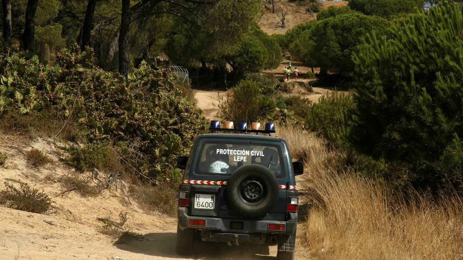 Un vehícuñp de Protección Civil de Lepe rastrea los Pinares de Lepe.