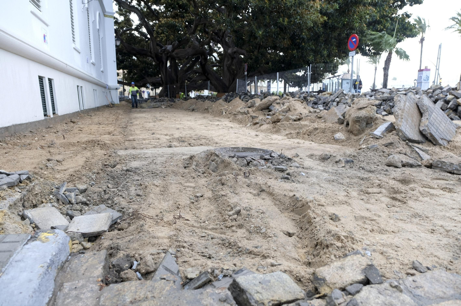 Las obras para peatonalizar este tramo de la glorieta Carlos Cano, delante de la facultad de Empresariales, ya han comenzado.
