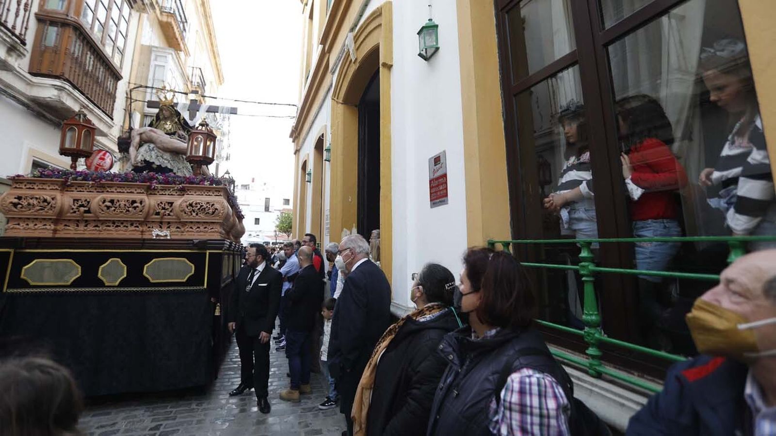 Las imágenes del Viernes Santo en Tarifa: El Santo Entierro