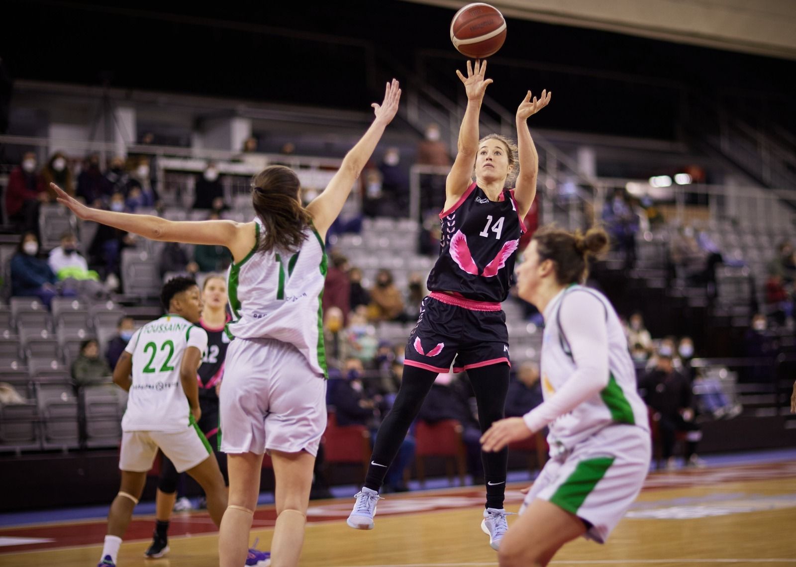 Acción del choque del Raca ante el Joventud.