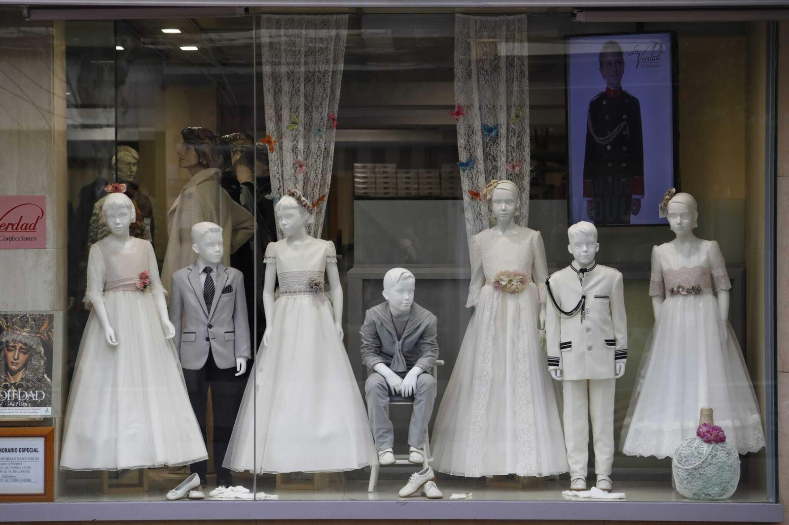 Escaparate de una tienda con vestidos de primera comunión. Escaparate de una tienda con vestidos de primera comunión.