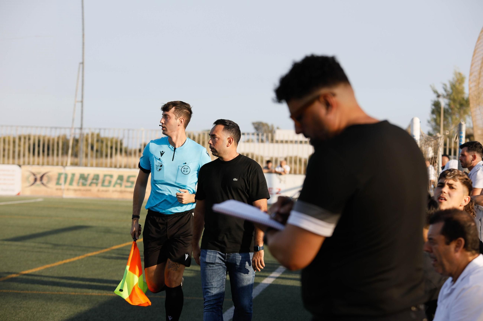 El técnico malagueño del conjunto de la barriada almeriense durante el choque frente al Villarreal del Trofeo de Feria Juan Oncala.