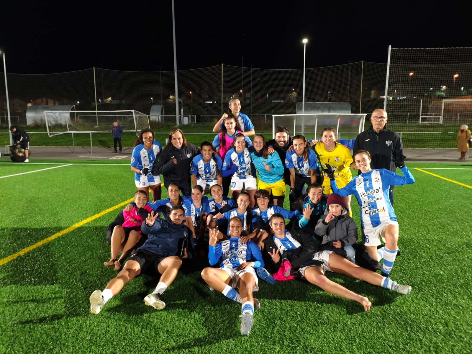 El Sporting de Huelva celebra su triunfo en Cáceres.