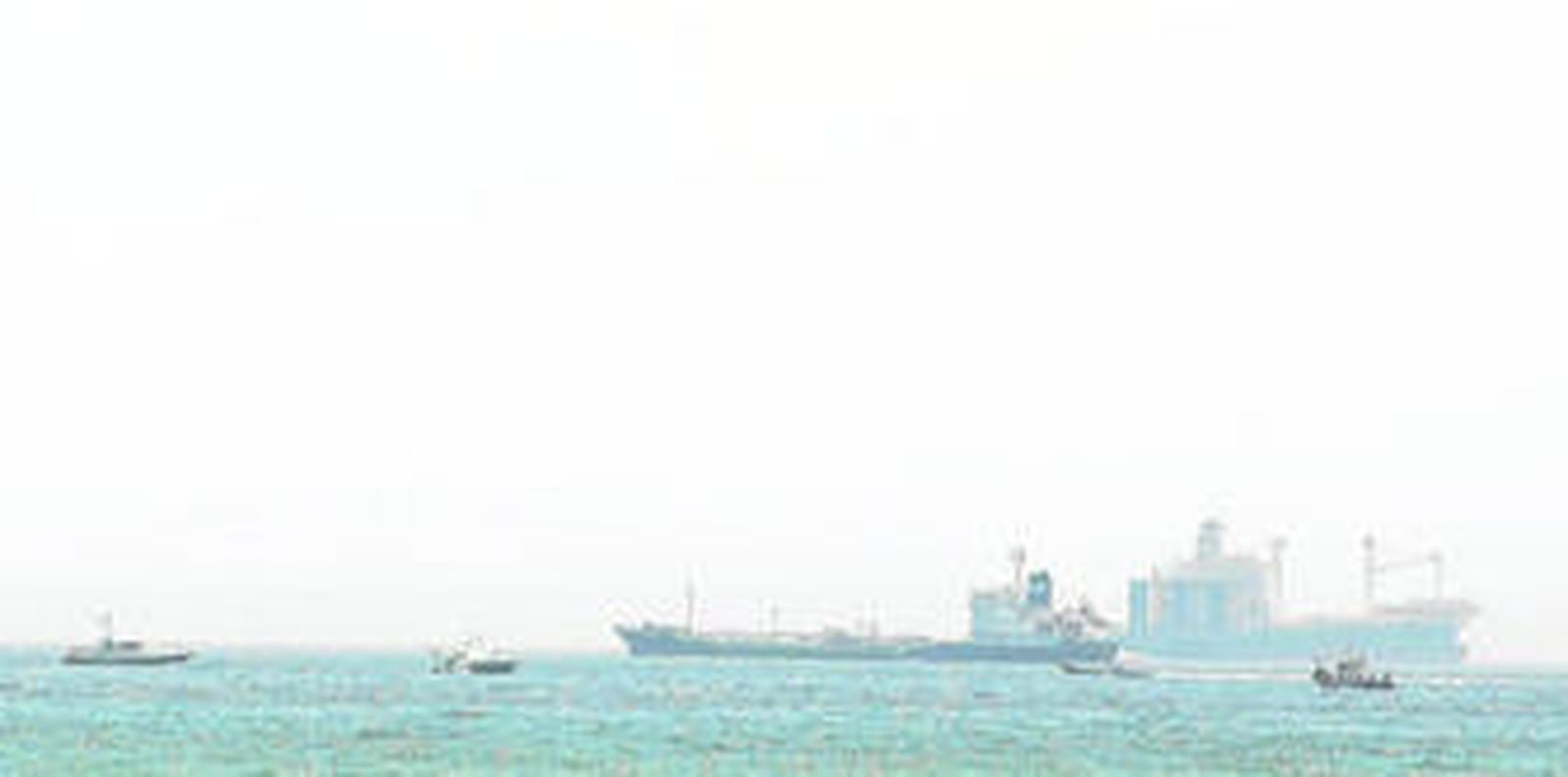 Imagen del incidente ocurrido ayer entre pesqueros linenses, la Policía gibraltareña y la Guardia Civil.