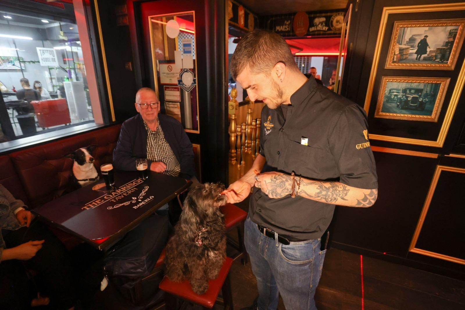 Los perros Tiffany y Héctor, junto con Irving y un camarero en The Garrison
