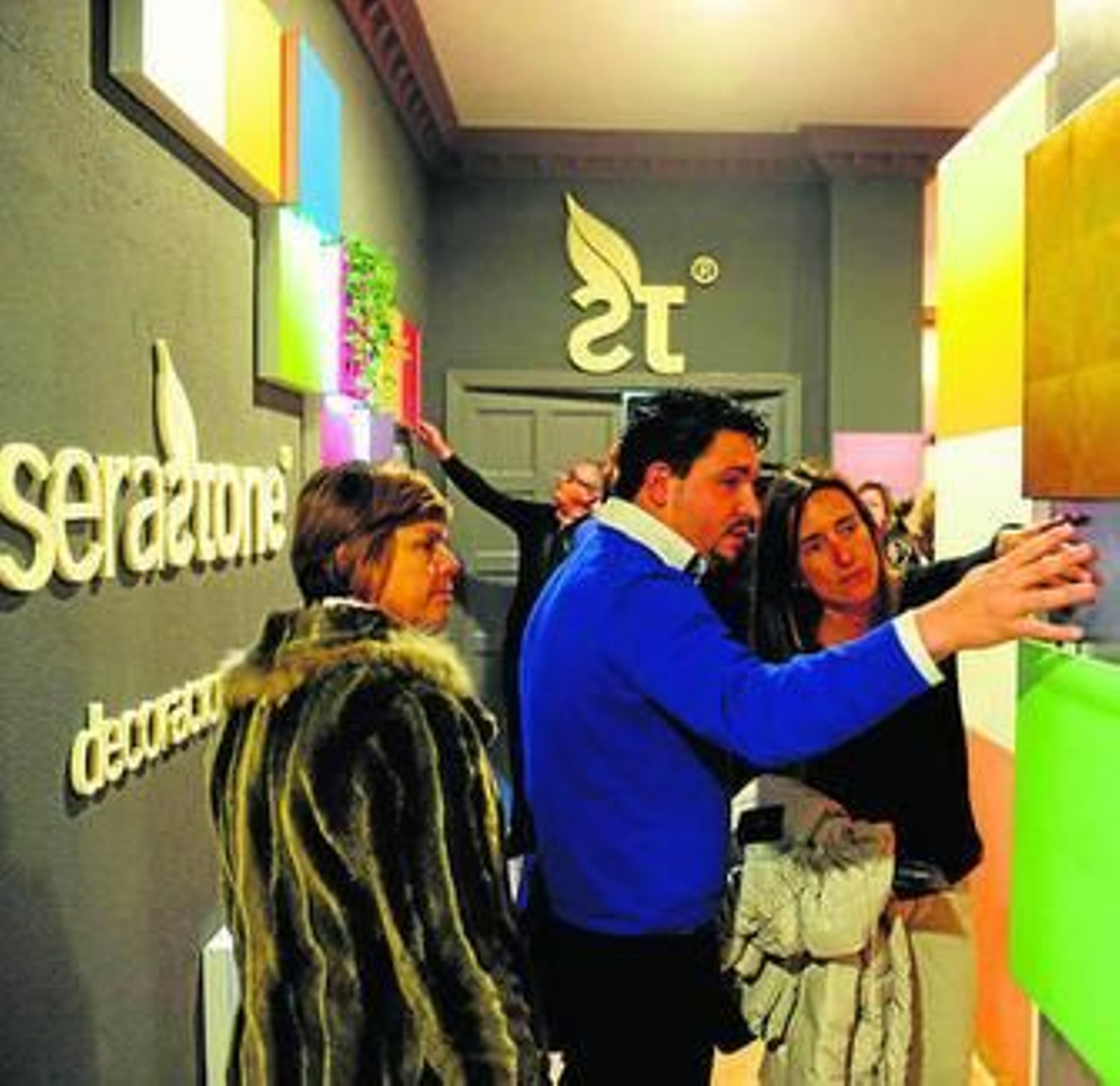 Futuros clientes, ayer, en la inauguración de Serastone.