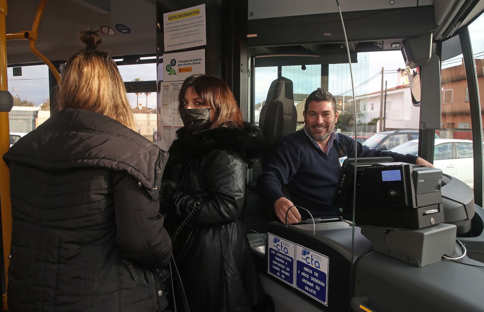 Fotos del primer día sin mascarillas en el transporte público en Algeciras