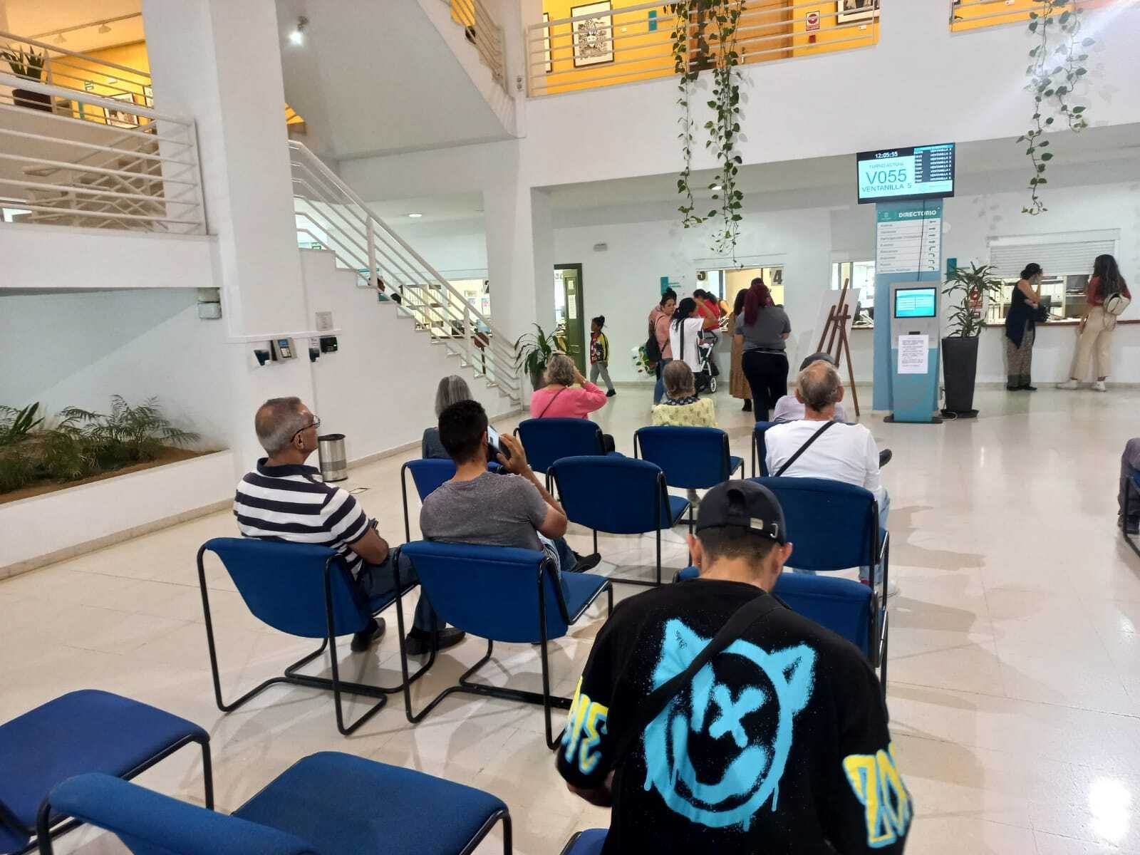 Varios vecinos esperando a ser atendidos en el Ayuntamiento de Torremolinos.