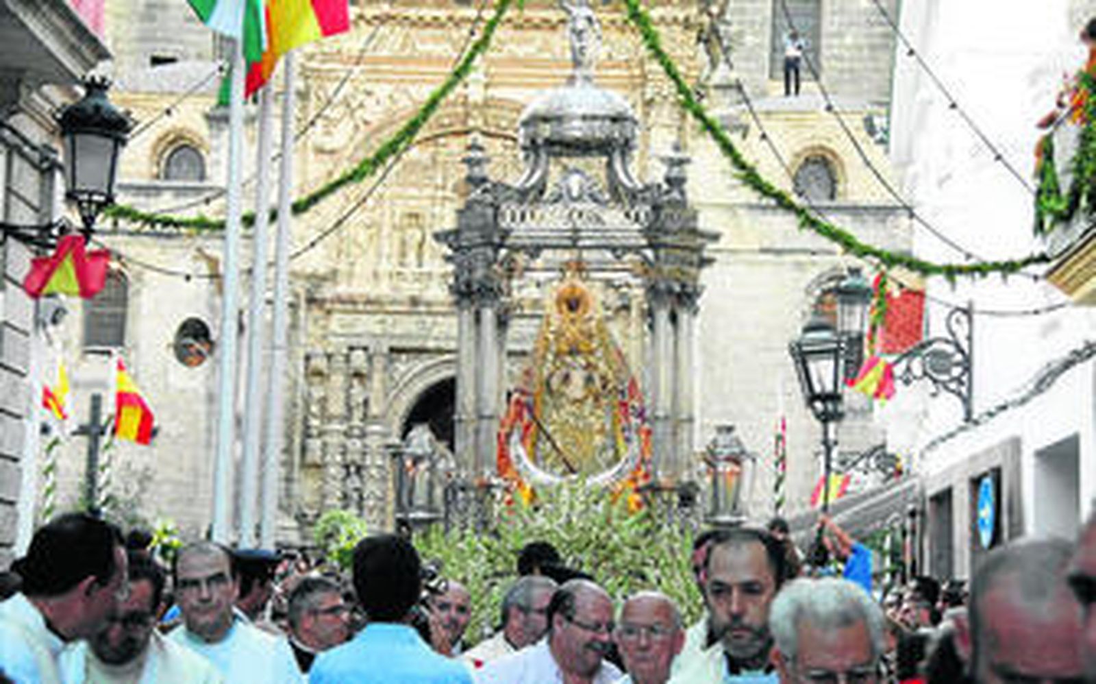 El templete con la imagen de la Patrona, poco después de su salida desde la Iglesia Mayor Prioral.