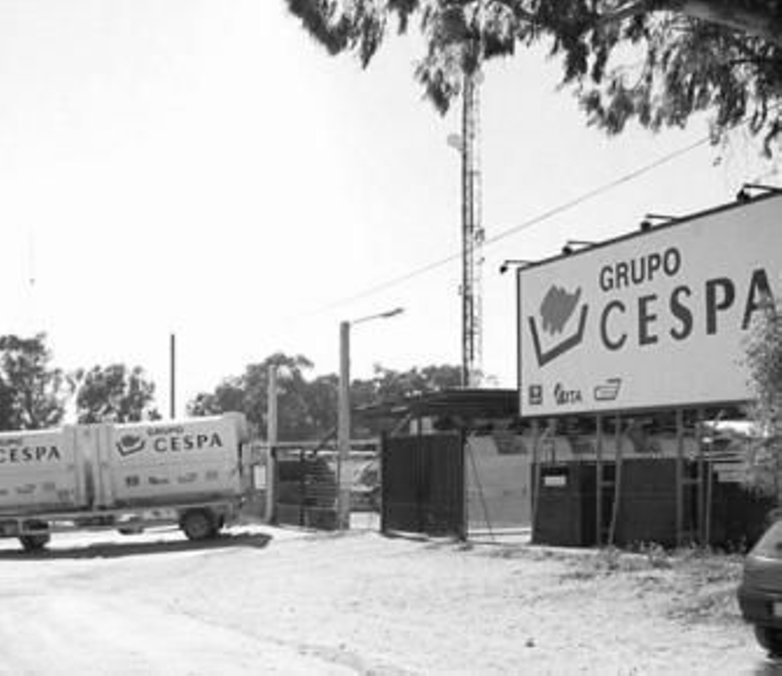 Un vehículo sale de unas instalaciones del grupo Cespa, en una fotografía de archivo.