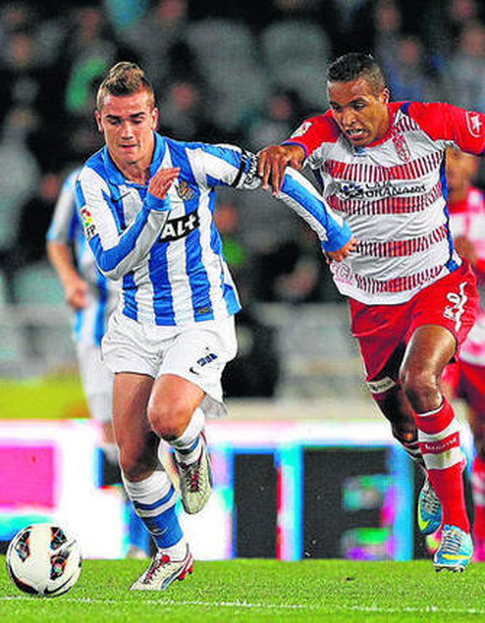 El Arabi trata de frenar a Griezmann en un contragolpe.