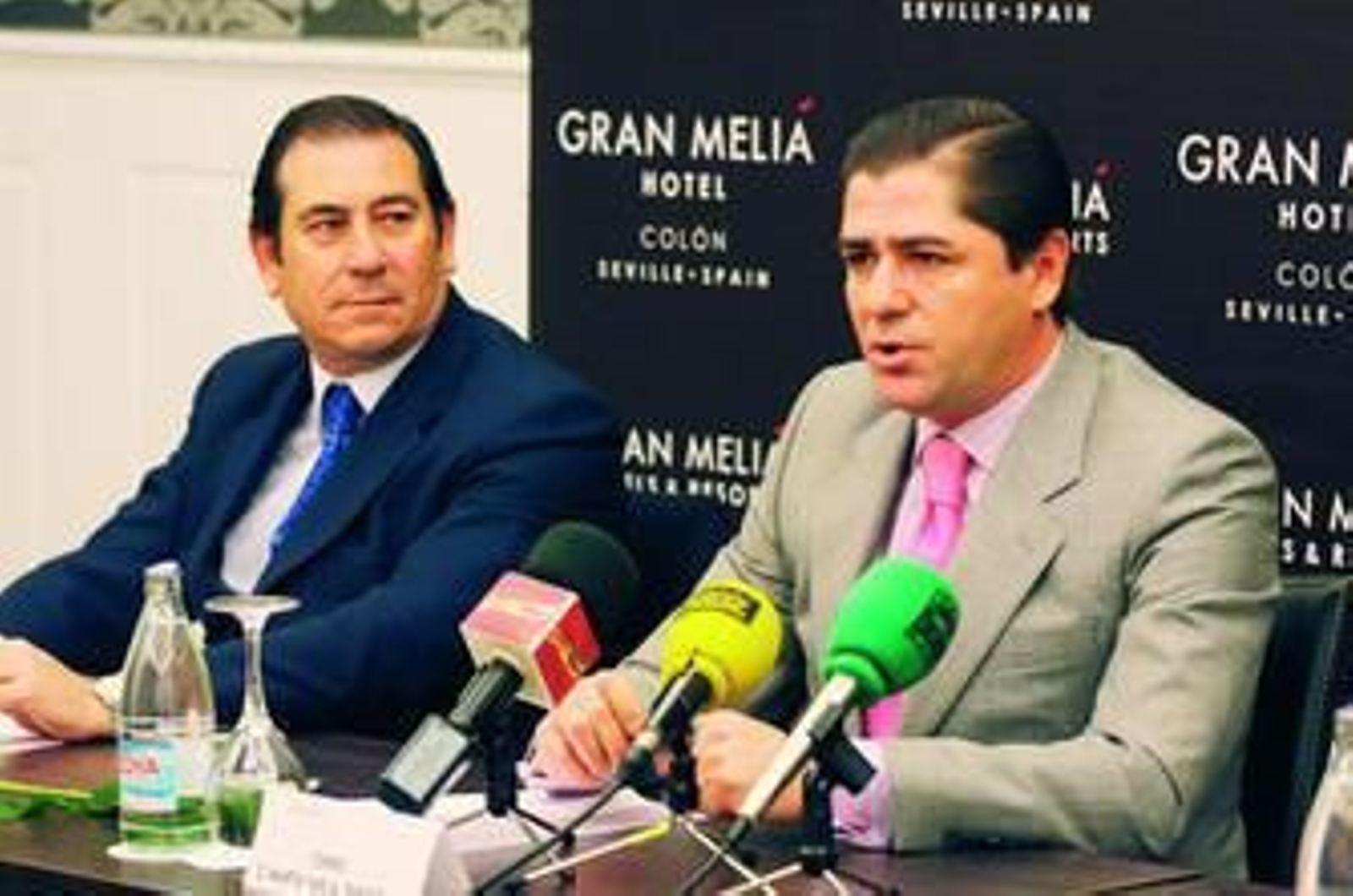 El apoderado, José Luis Cazalla, y el matador de toros Martín Pareja Obregón, en la rueda de prensa.
