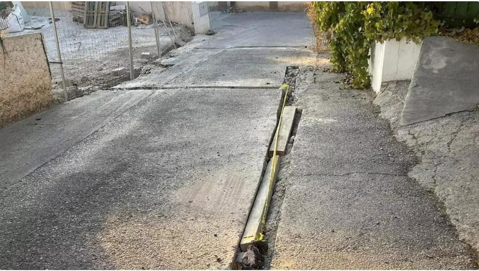 La calle en mal estado aludida por ambas formaciones políticas de La Zubia