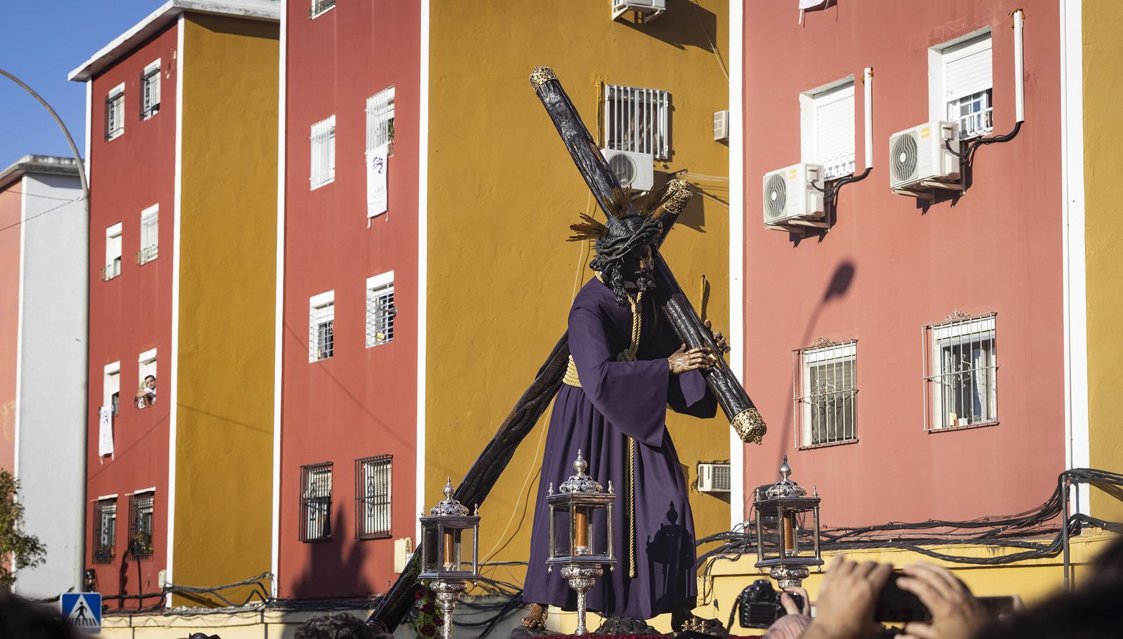 El Señor del Gran Poder por el barrio de Los Pajaritos, en imágenes.