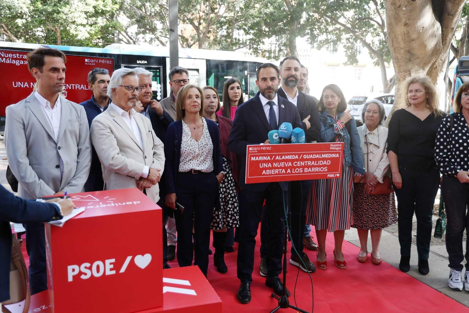 Dani Pérez, candidato socialista, con los integrantes de su lista. Dani Pérez, candidato socialista, con los integrantes de su lista.