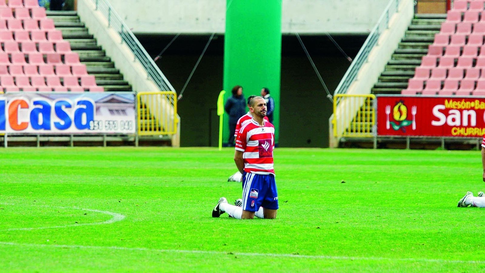 Los jugadores arrodillados durante el partido ante el Melilla en 2009
