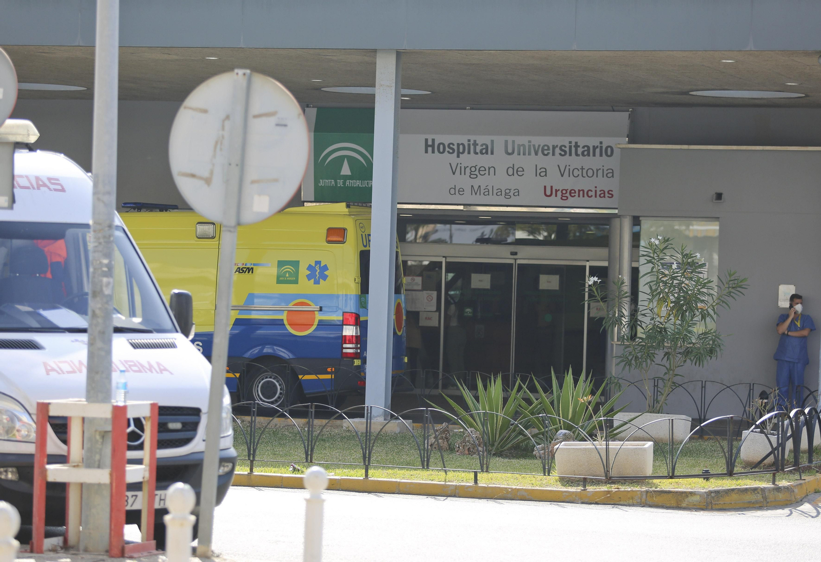 Ambulancias ante el Hospital Clínico. Ambulancias ante el Hospital Clínico.