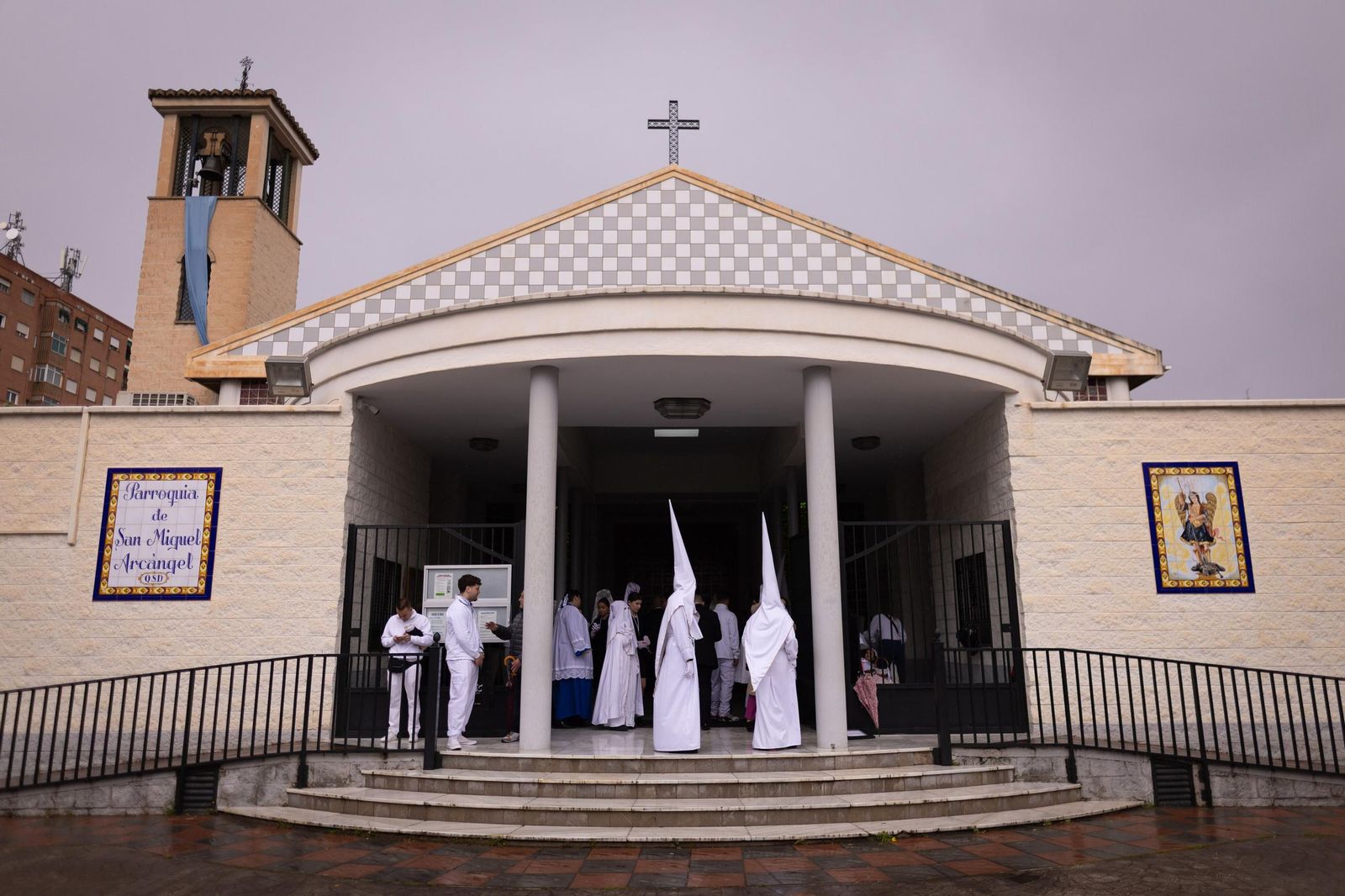 Las fotografías de la suspensión de la Estación de Penitencia de la Hermandad de la Sagrada Resurrección 2025