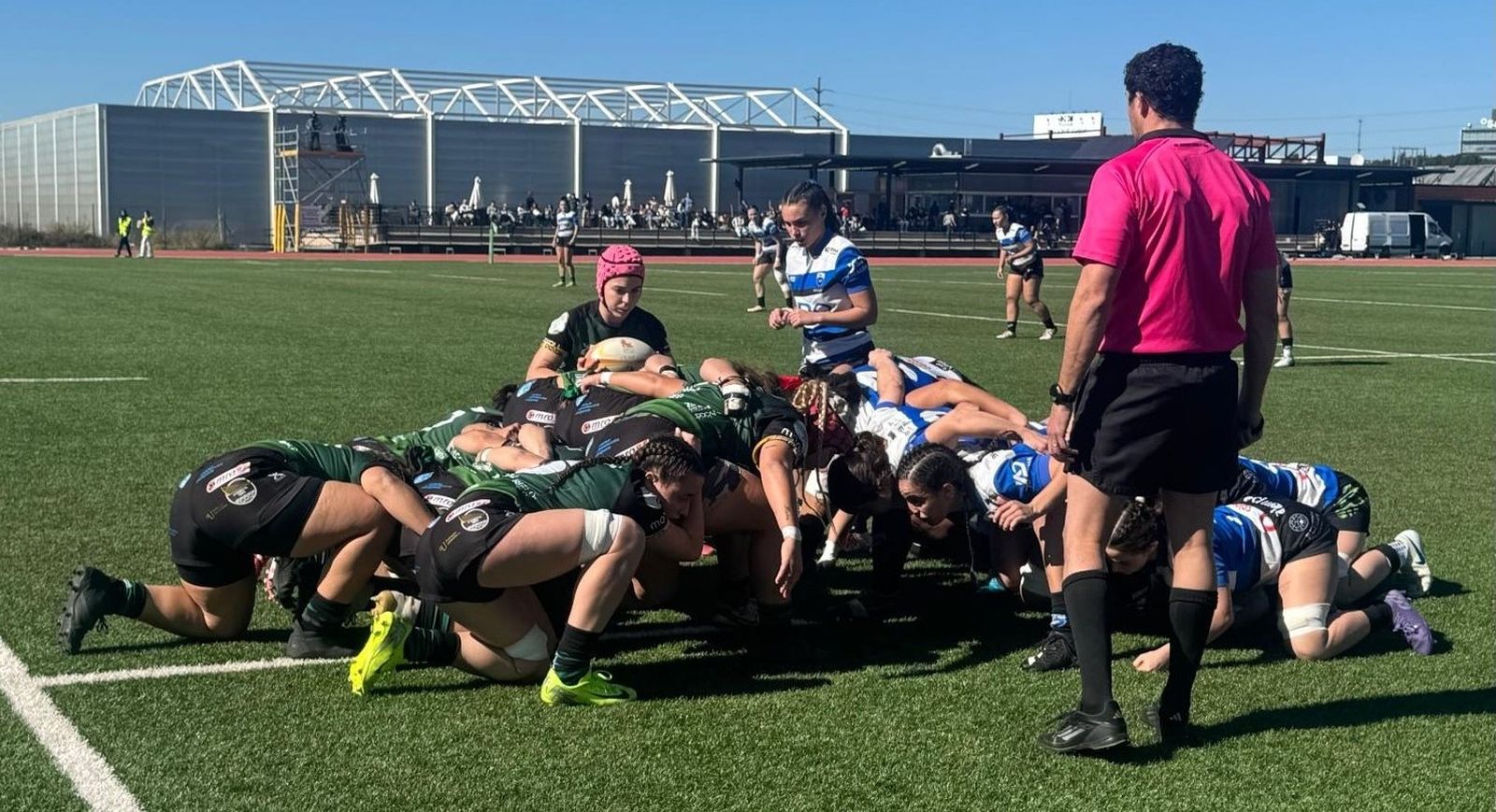 Duna Gómez introduce una melé en el partido disputado en la Guinardera.