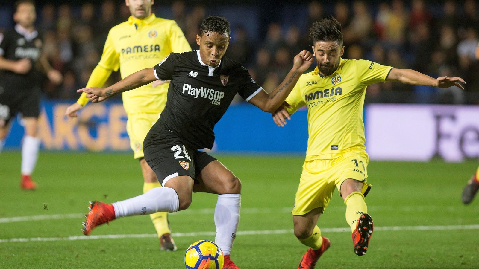 Muriel intenta armar un remate.