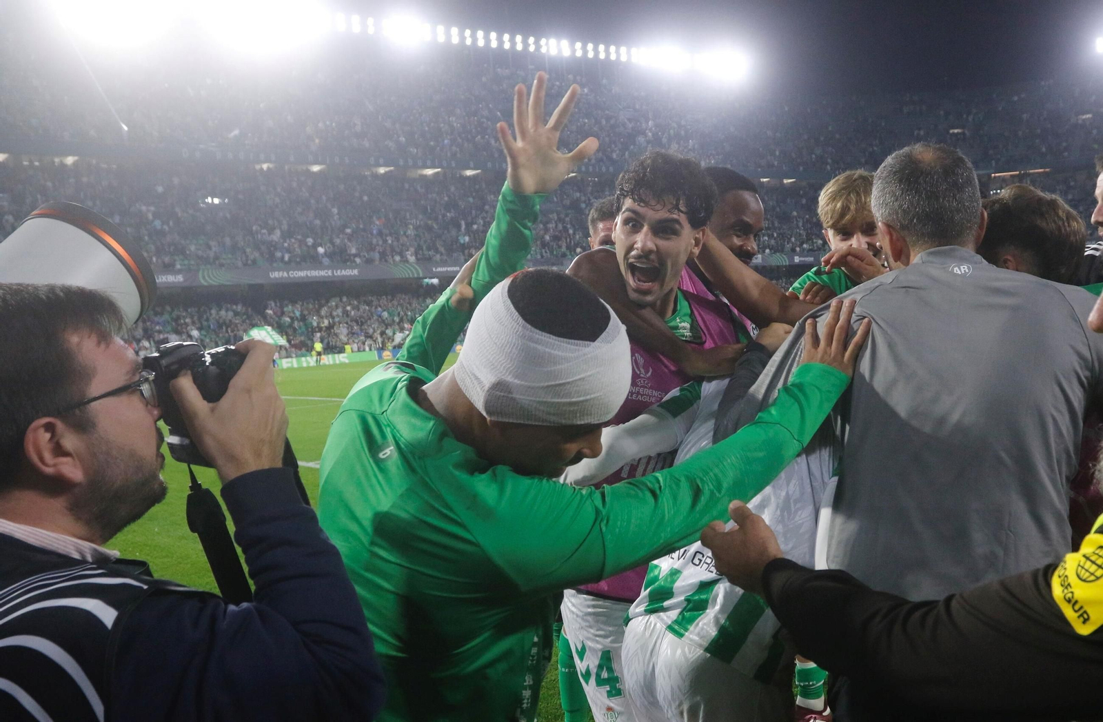 Johnny, en pleno éxtasis, golpea la cabeza de Natan en la celebración del gol de Juanmi.