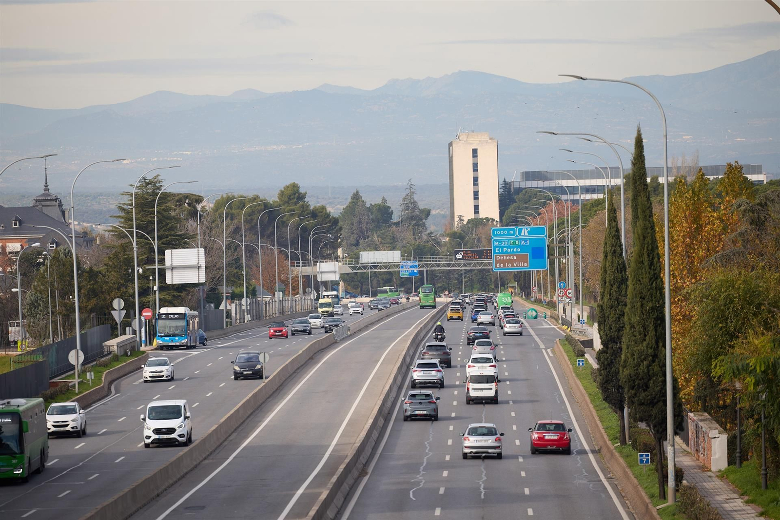 Varios vehículos a su paso por la A-6 en Madrid