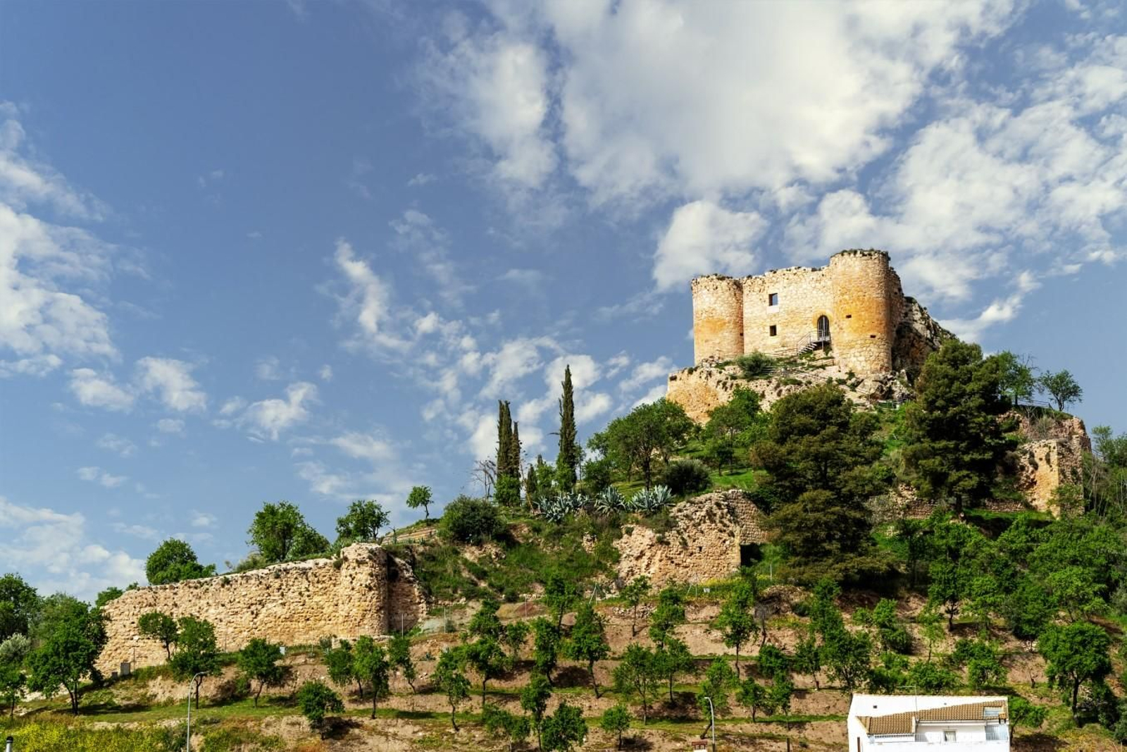 Vista del Castillo de Huelma, cuyas torres vigilan gran parte del parque natural.