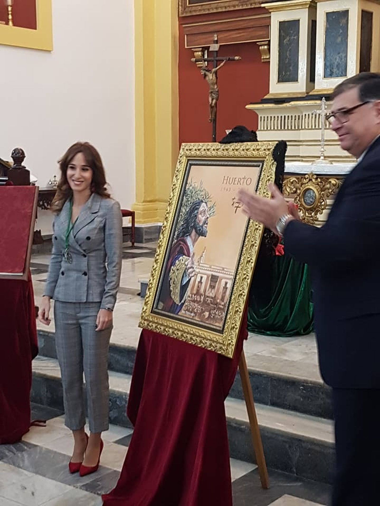 María del Cármen Sánchez Guillén y José Antonio Gómez Alanis, hermano mayor, tras descubrir el cartel.