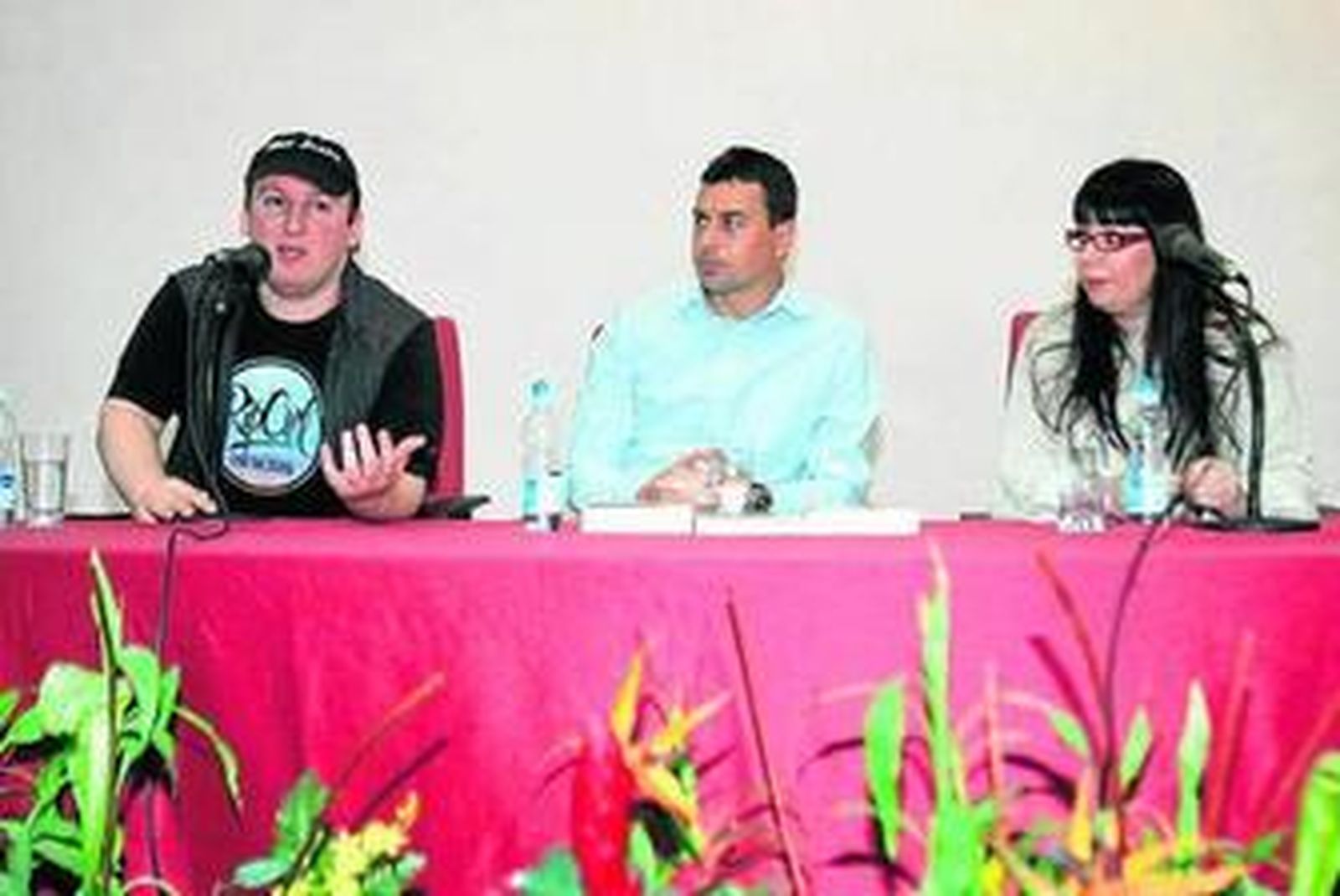 Blue Jeans y Anabel Botella acompañados de Domingo Torrente.