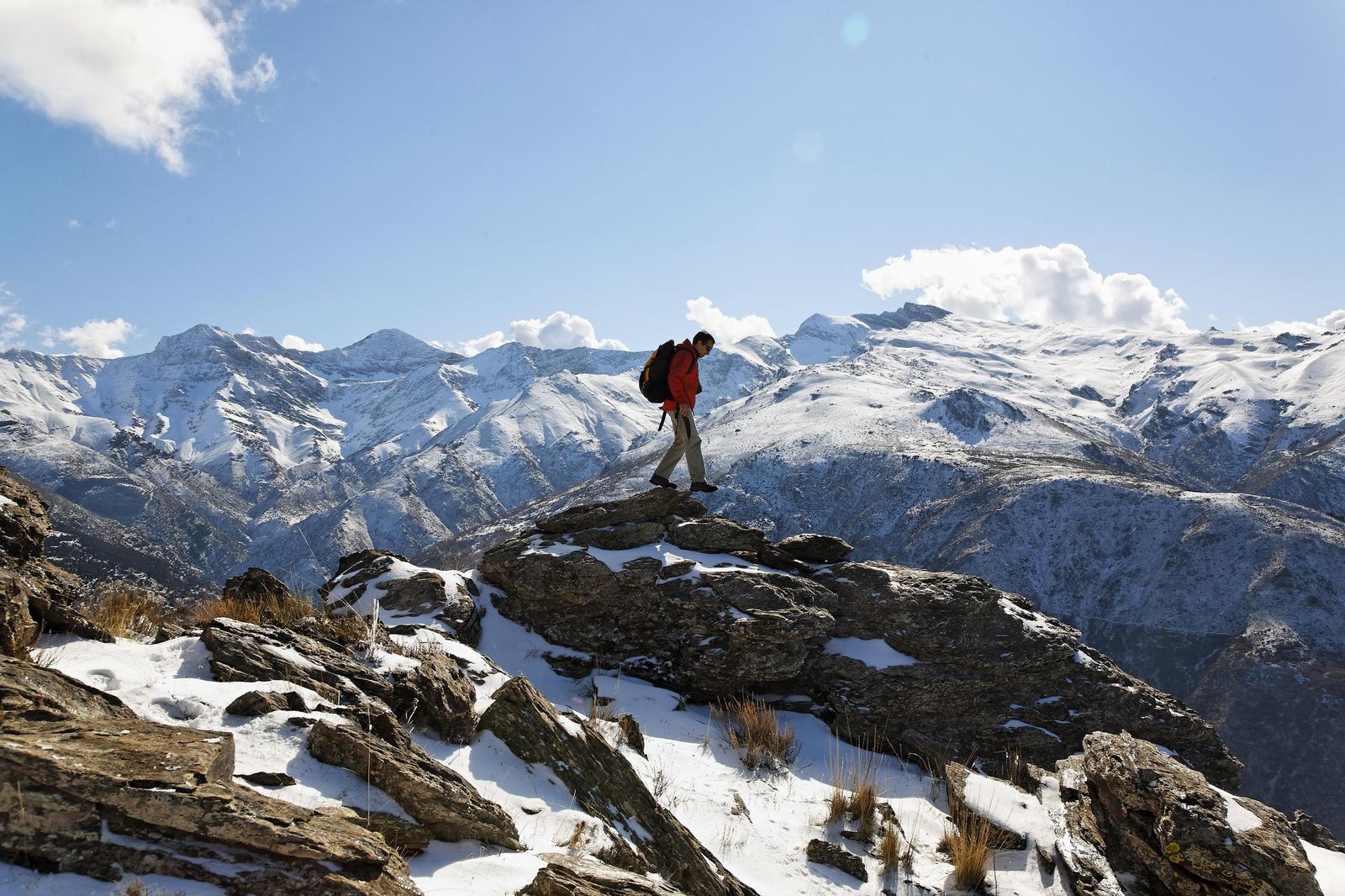Un senderista por las cumbres de Sierra Nevada